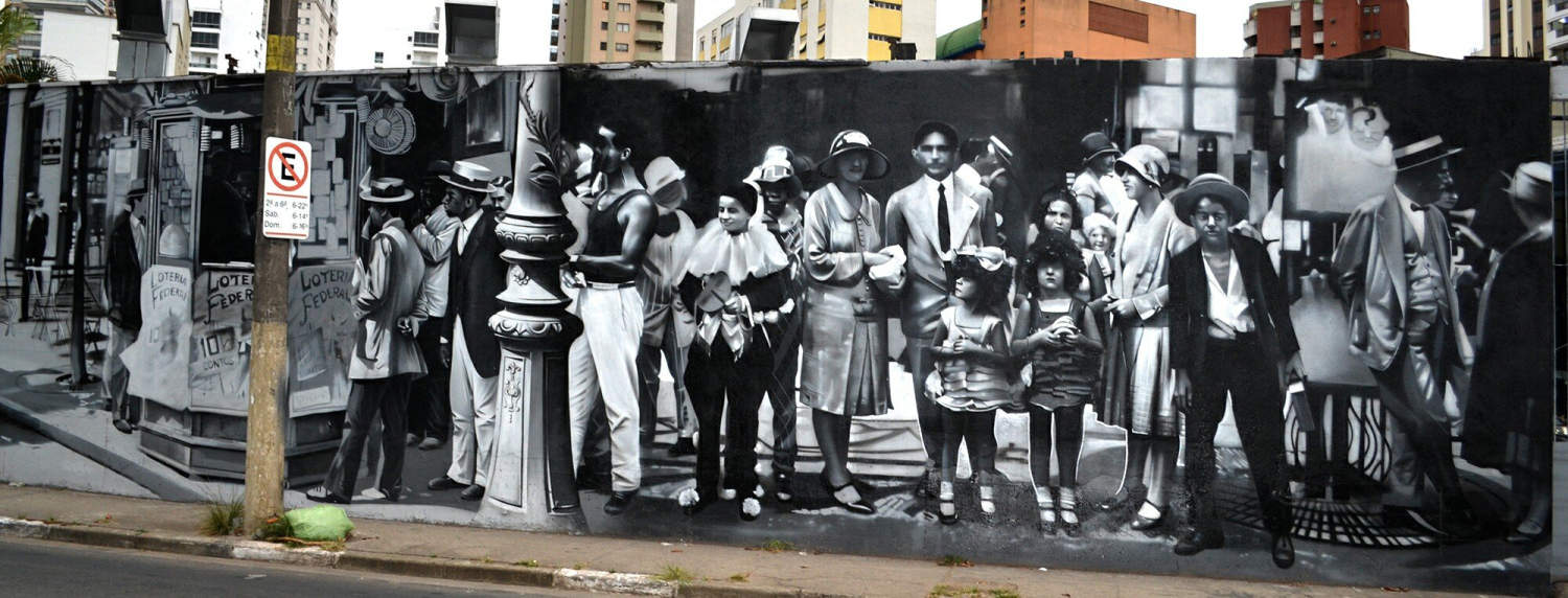 A black and white mural showing everyday life in the city of São Paulo decades ago