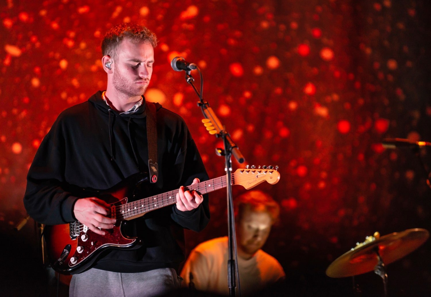 Photograph of Tom Misch performing