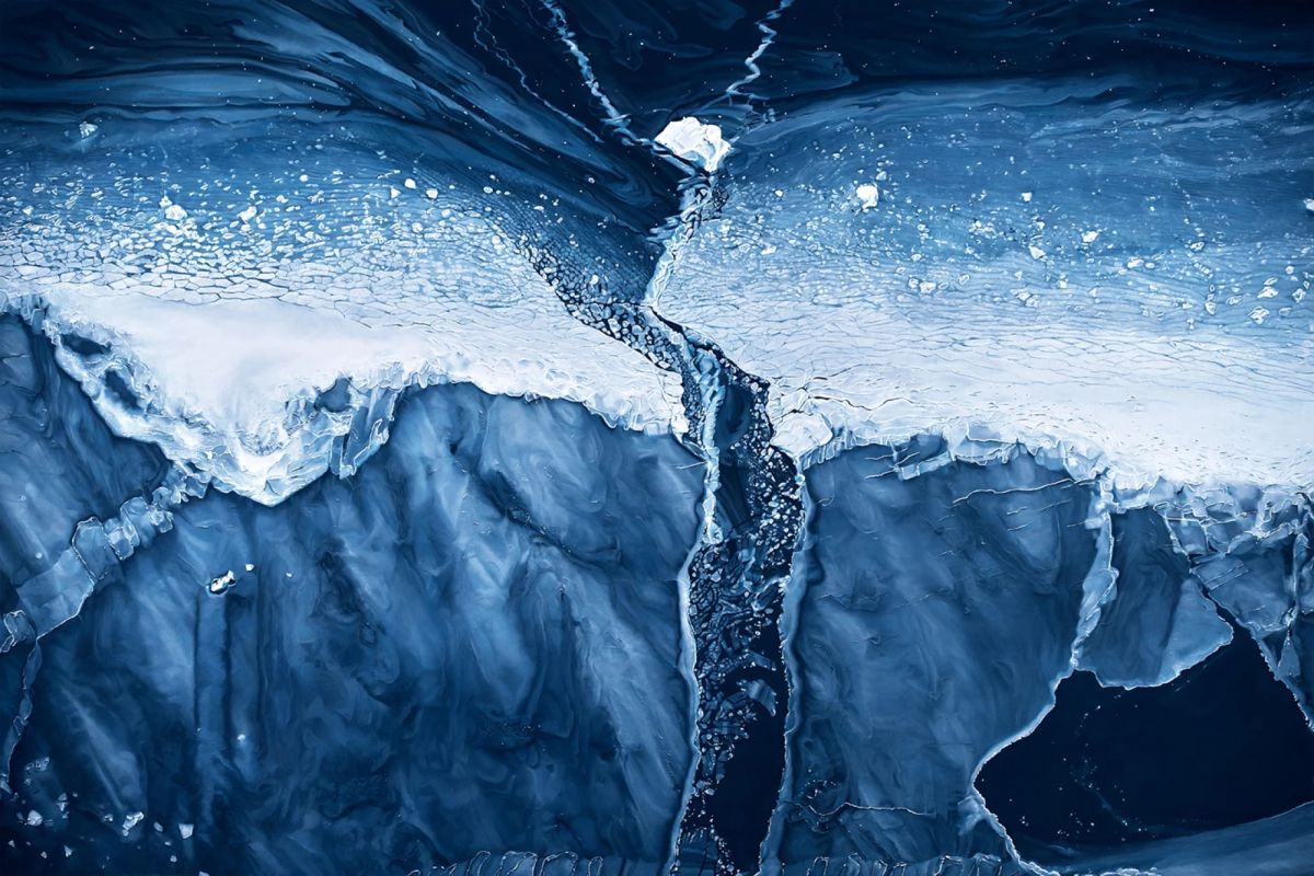 Drawing: A hyper-realistic image of an ice-shelf splitting.